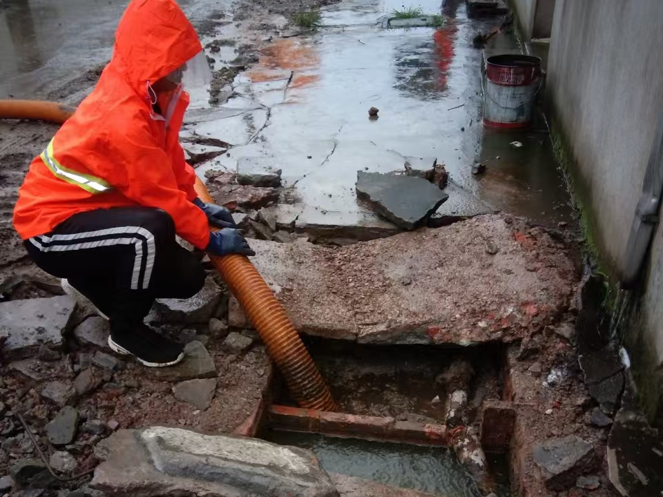 承留镇专业清理污水池 炜誉市政以规范流程守护城市 “肠道”